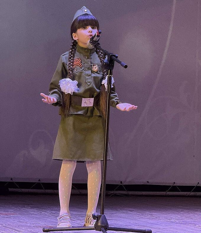 Девочка выступает на сцене