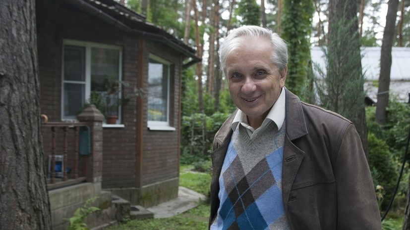     Евгений Юрьевич Стеблов родился 8 декабря 1945 года в Москве. Его отец был радиоинженером, а мать — учительницей. Дальние предки Стебловых относились к русскому дворянству globallookpress.com Natalia Shakhanova