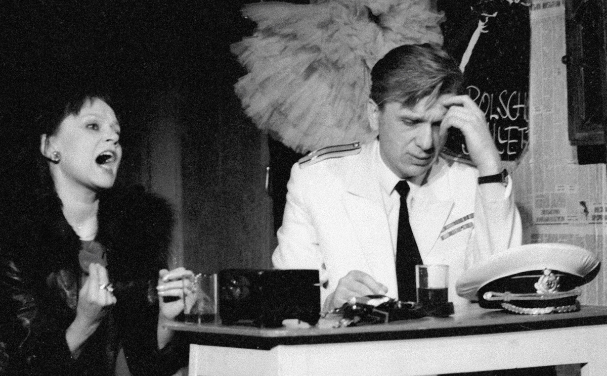    Родители будущего артиста хотели, чтобы он стал филологом, однако репетитор по литературе открыл для Стеблова молодёжную студию при Драматическом театре имени Станиславского. Ему не удалось поступить в школу-студию МХАТ, а вот в Щукинское театральное училище Стеблова приняли с первой попытки / РИА Новости