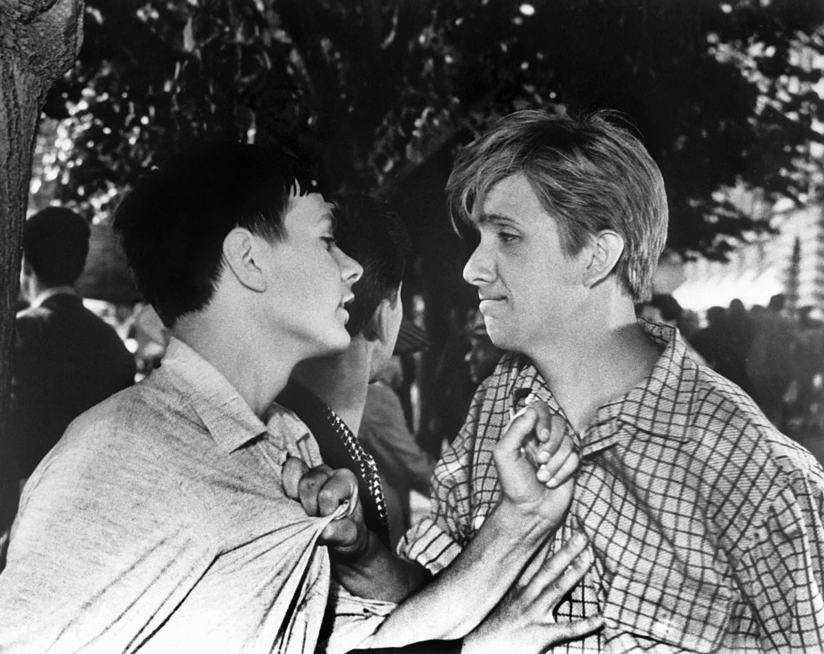    Вскоре после начала учёбы Стеблов сыграл Сашу Шаталова — одного из центральных персонажей фильма Георгия Данелии «Я шагаю по Москве». Вместе со Стебловым в картине снимался Никита Михалков, позже их связала крепкая дружба. С выходом ленты на экраны молодые актёры моментально прославились / РИА Новости