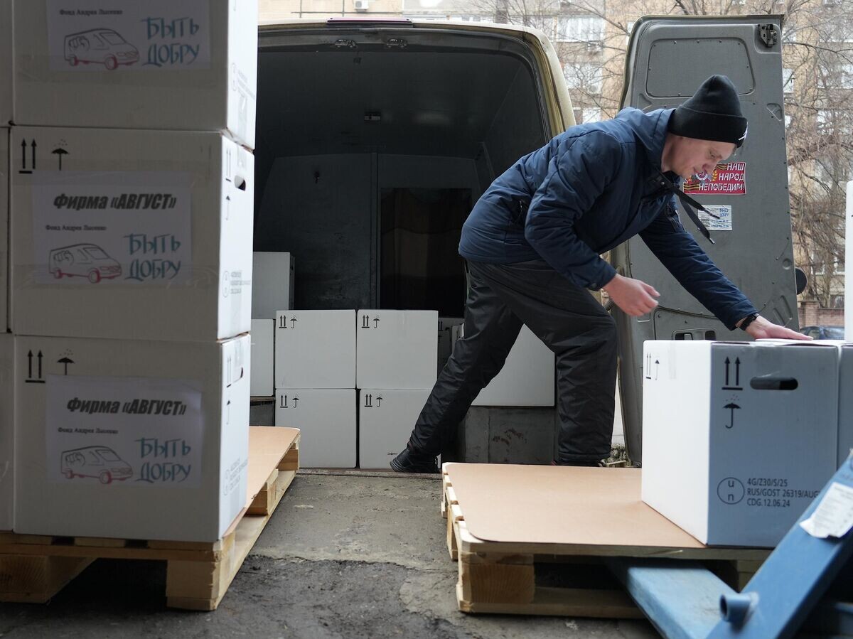    Волонтер грузит броневик Андрея Лысенко | © РИА Новости / Мария Марикян