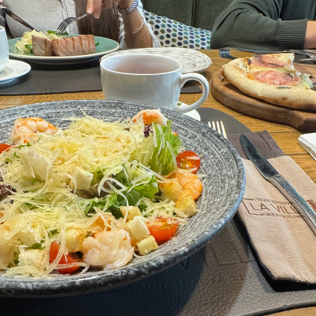 Это я начала в рестораны убегать из дома 