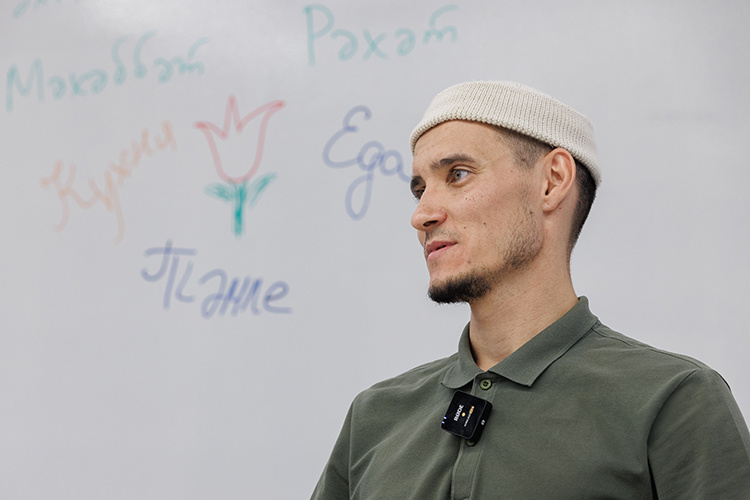    Султан Сафин: «Помню, как впервые опубликовал во «ВКонтакте» фотографии татарских блюд в красивой крафтовой упаковке навынос. Пошел шквал возмущений: «Что вы там придумали? Что за балаган?».   
Фото: Сергей Елагин