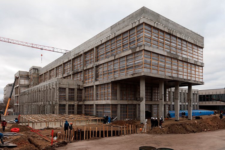    В марте будущего года в Казани завершат реконструкцию ЦУМа — торговый центр превратят в центр уникальных мастеров. В Татарстане нашли 464 ремесленника, им предлагают трехлетние «арендные каникулы», но будет сервисный сбор.   
Фото: «БИЗНЕС Online»