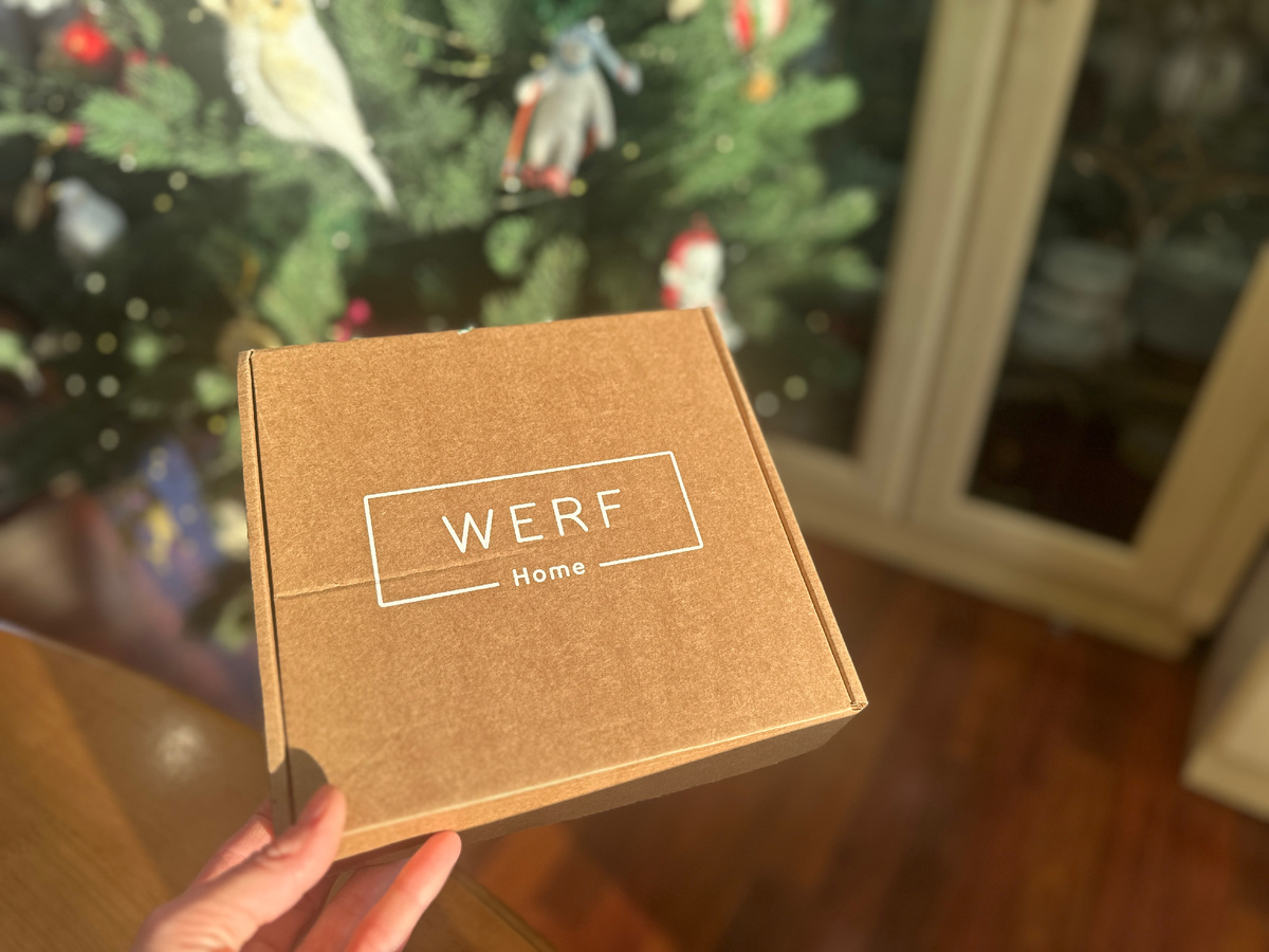 Все товары приходят в картонных коробках, внутри завернуты  в тонкую брендированную бумагу тишью. Дарить такое - одно удовольствие. 