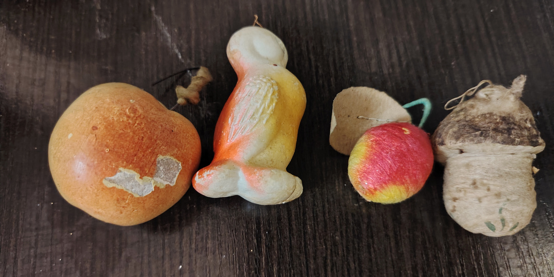 Ёлочные игрушки из ваты и папье маше.