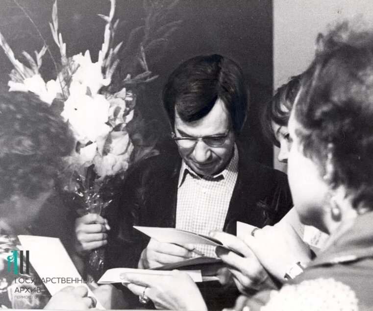 Георгий Бурков дает автографы пермским зрителям, 1979 год. Фото: Государственный архив Пермского края, Ф. ф-61. Оп.61п. Д.8687
