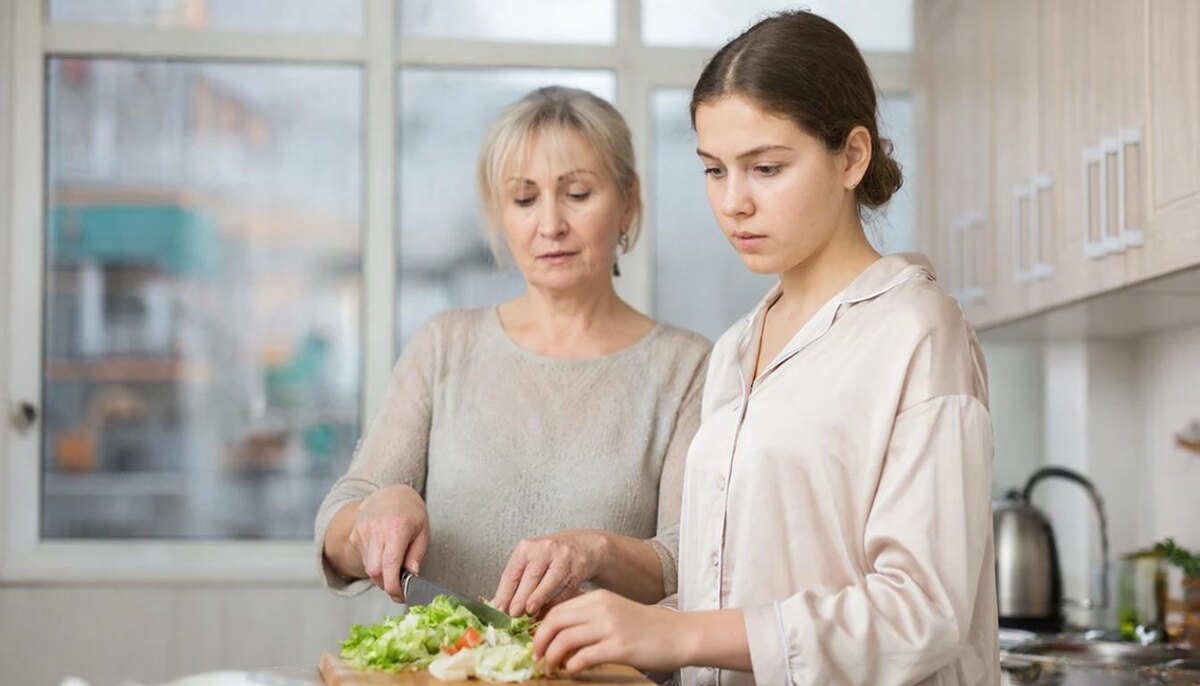 Она молчит, чуть открыв губы