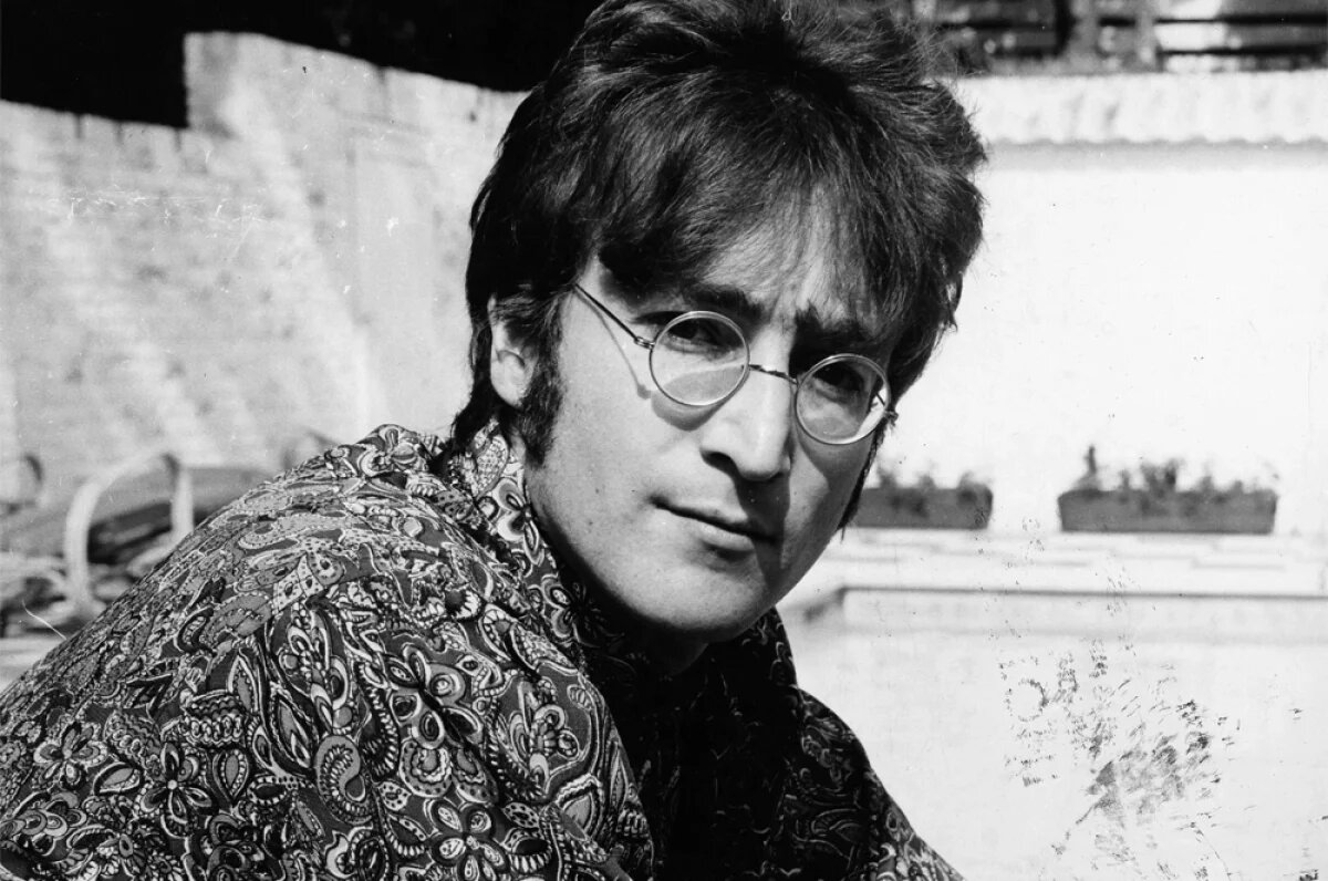    Певец и автор песен Джон Леннон (1940–1980) — участник группы The Beatles.