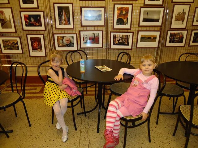 в театре в фойе на стенах развешены фотографии артистов театра, а также кадры со спектаклей. фото автора