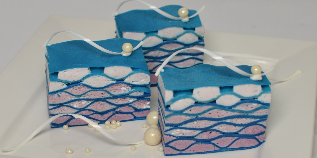 «Нежный безглютеновый десерт «Морозная вуаль»: элегантность рисовых коржей и ягодно-ванильного мусса»