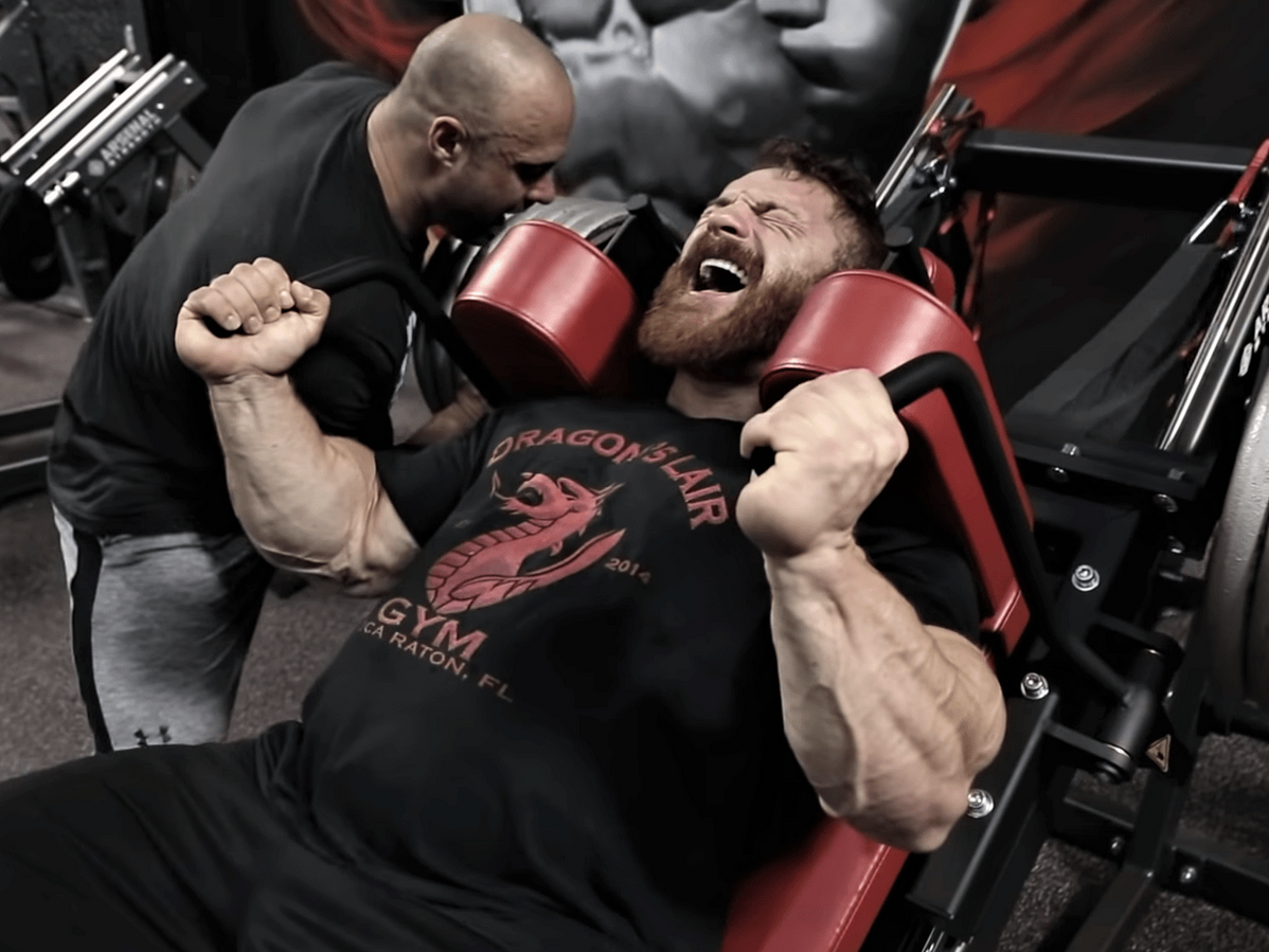 Нил Хил тренирует.