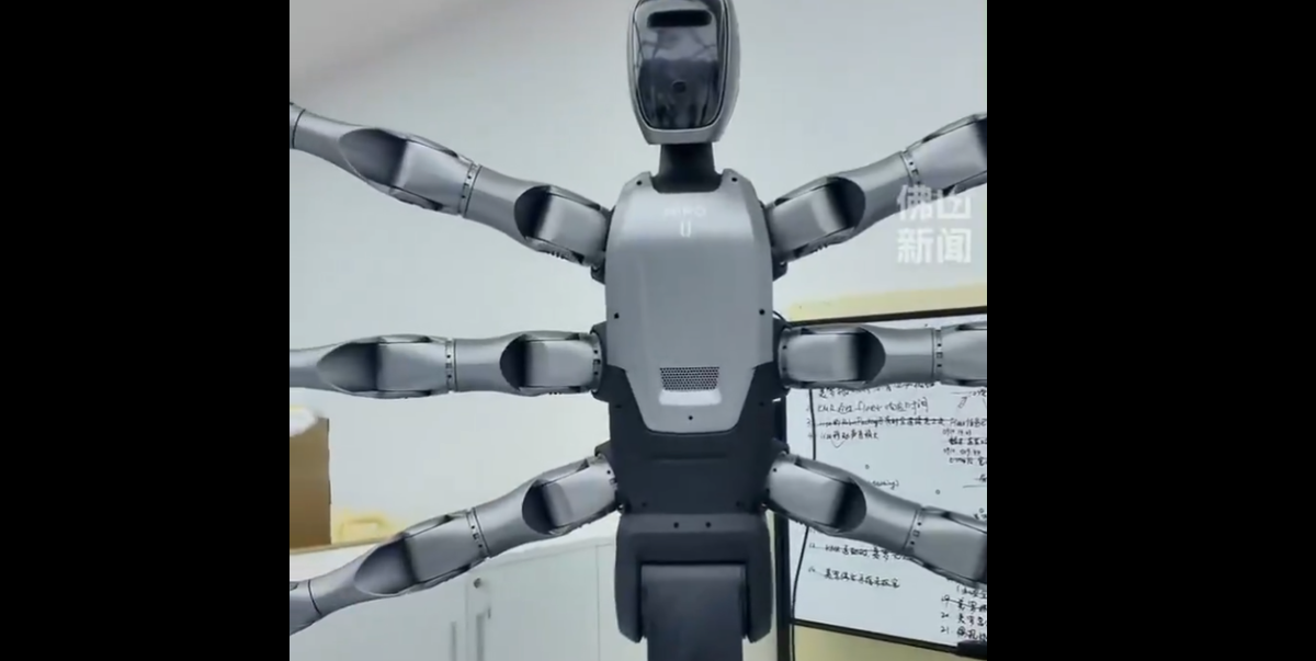 Кадр из видео CyberRobooo  📷
