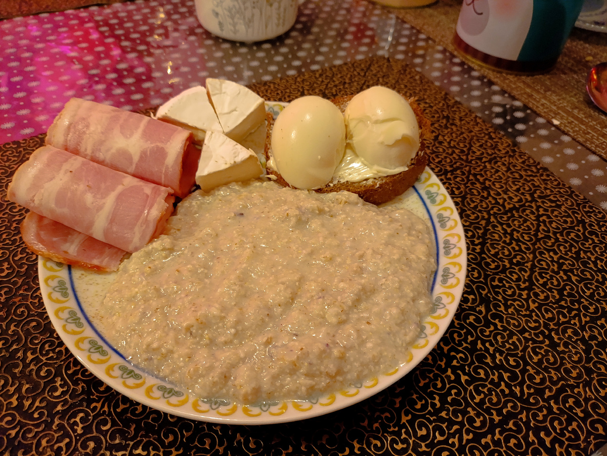 Так выглядел первый прием пищи.