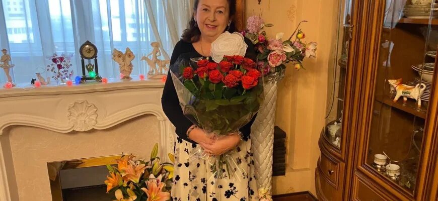    Вервицкая Елена Анатольевна — эксперт по этикету со стажем более 30-ти лет, автор книг, журналов, курсов, экс-ведущая рубрики об этикете на телеканалах «Карусель» и «Домашний», рассказала о пользе владения правилами этикета в современном мире.