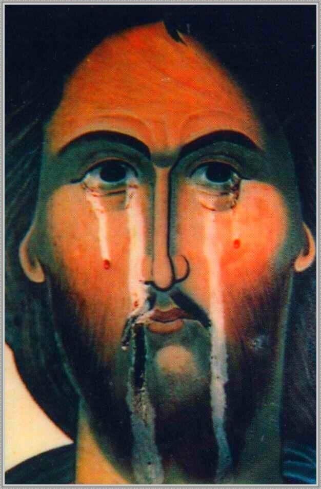 Мироточение иконы Христа  фото из свободного источника