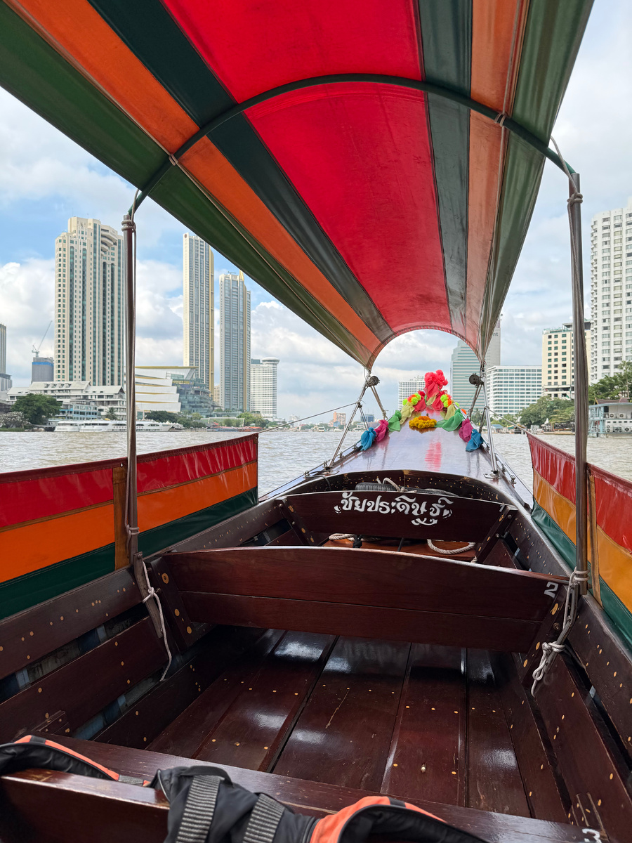 Такая лодка отправляется от причала