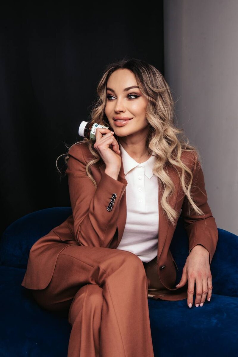 Алёна Николаевна САРОМЫЦКАЯ, врач дерматолог, косметолог высшей категории, диетолог, сертифицированный тренер ведущих европейских компаний, преподаватель кадавер курса Университета Максимилиана Людвига (Германия), член американской Ассоциации специалистов по лазерной хирургии ASLM, действующий спикер российских и международных конгрессов по эстетической медицине и косметологии, бьюти-эксперт ведущих федеральных СМИ