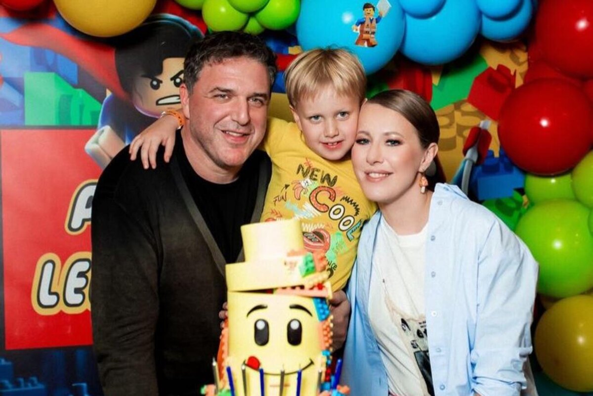    Ксения Собчак с сыном и Максимом Виторганом Соцсети