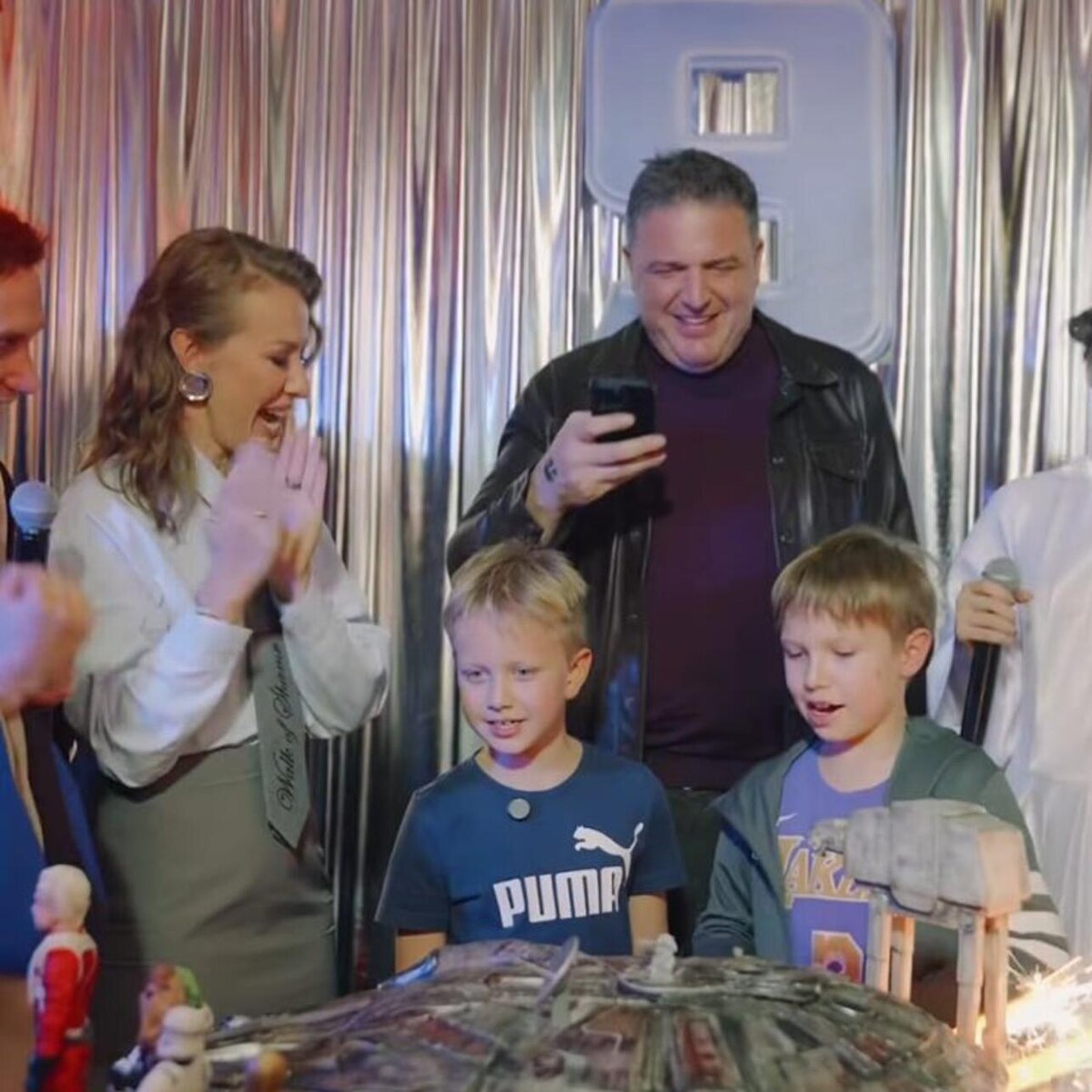    Ксения Собчак с сыном и Максимом Виторганом Кадр из видео