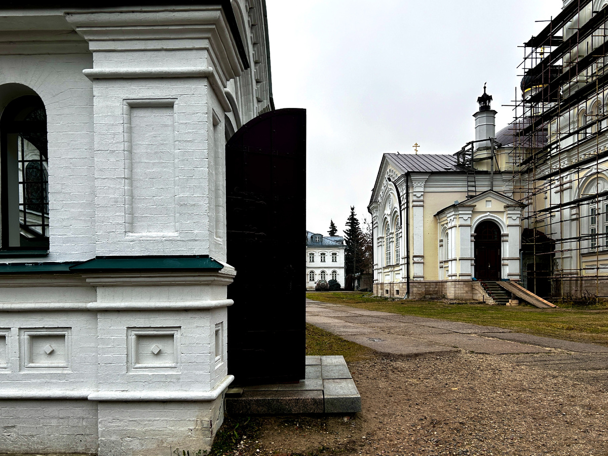 Свято-Благовещенский монастырь. Листайте дальше , чтобы увидеть больше.