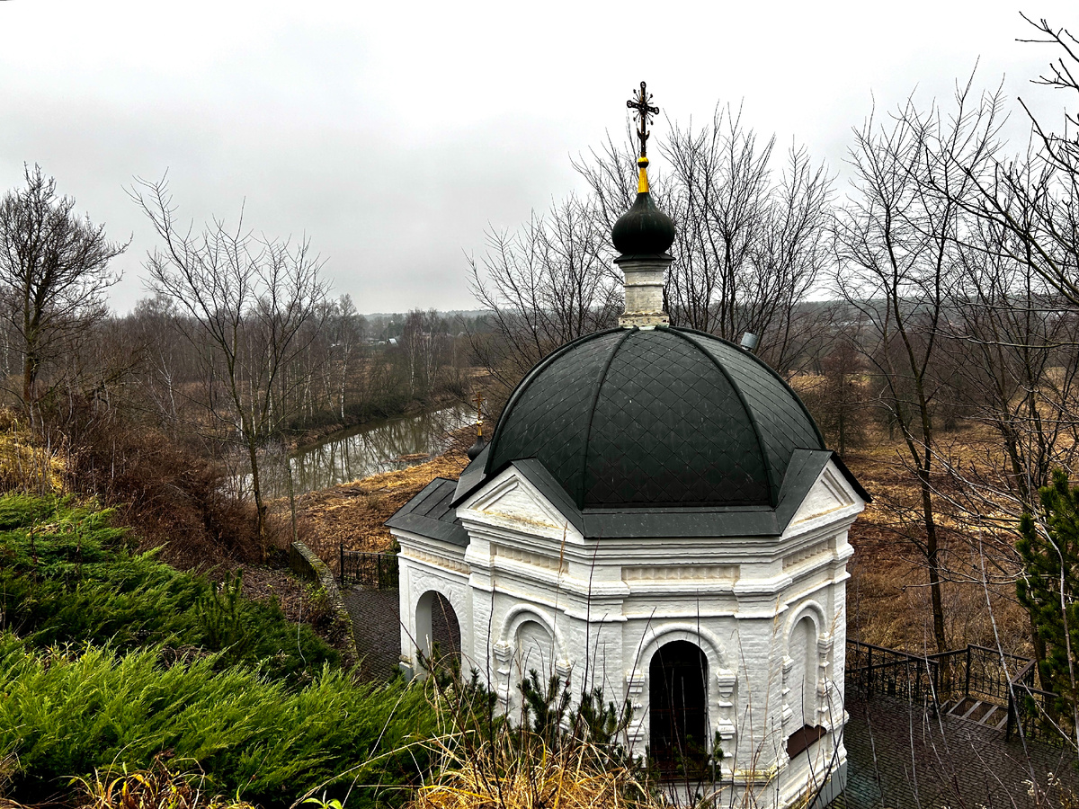 Надкладезная часовня в Свято-Благовещенском монастыре. Листайте дальше , чтобы увидеть больше.