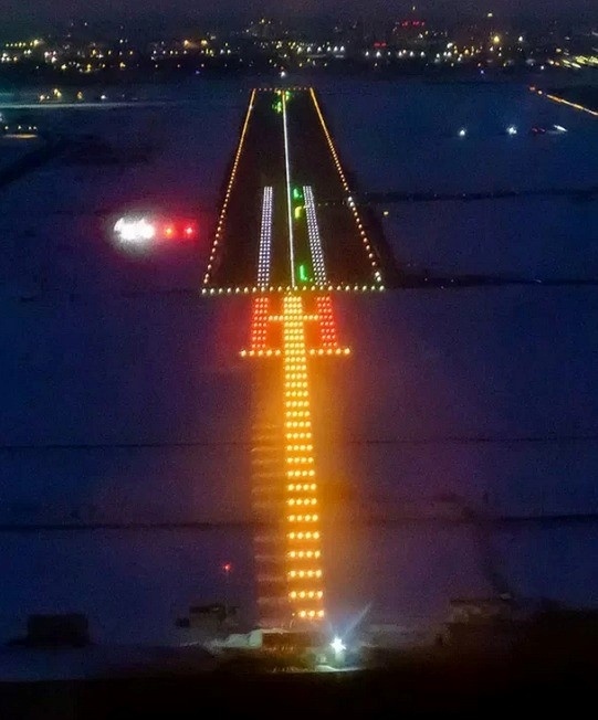 Фото 2. Сочетание огней со светодиодными источниками света (огни ВПП) и галогеновыми источниками (огни приближения)