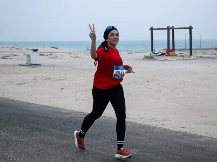 Молодая женщина бежит марафон на иранском острове Киш в Персидском заливе, 5 декабря 2025 года.. Фото с сайта iranintl.com