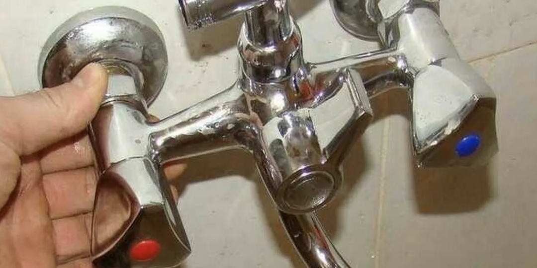 Почему холодная вода всегда справа, и что бывает, когда делают наоборот: нельзя менять местами холодную и горячую воду?