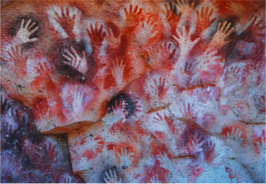 вы стоите в узком каньоне, и перед вами стена, усыпанная ладонями. Источник фото - https://golnk.ru/DV1Ek