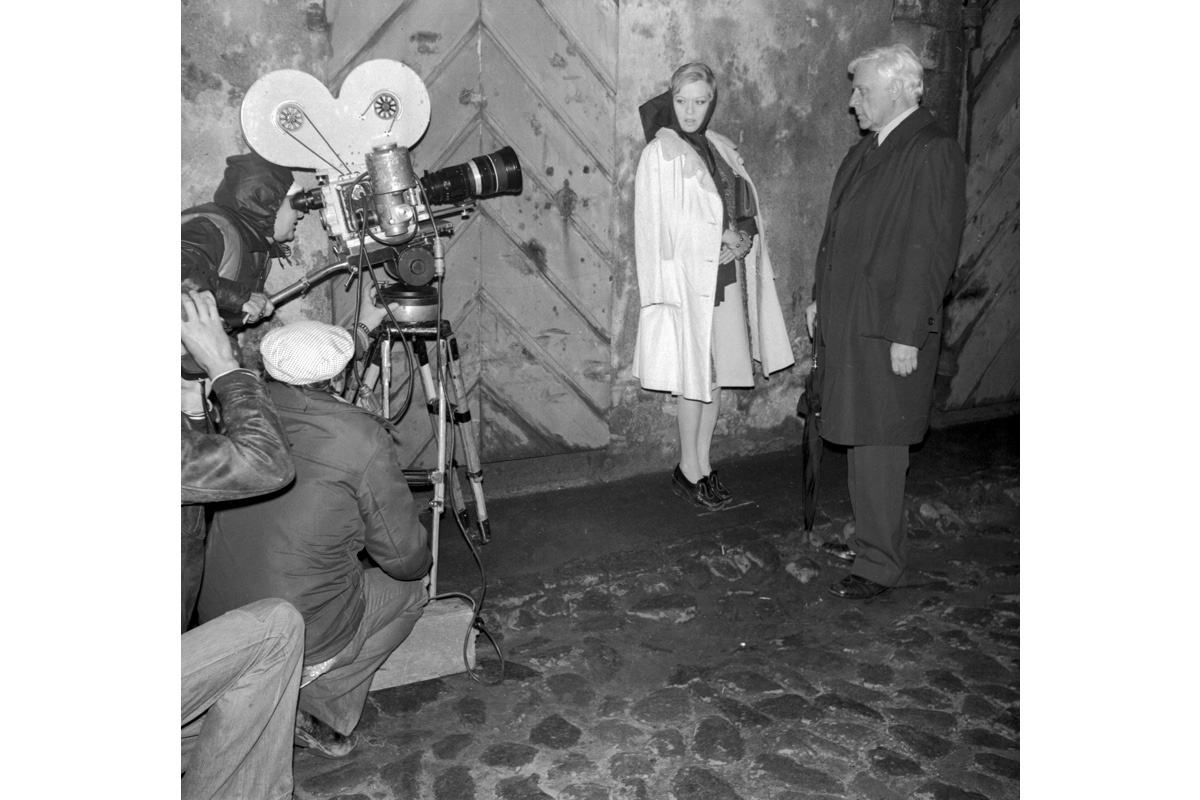 предоставлено телеканалом «Мосфильм. Золотая коллекция»📷Алиса Фрейндлих (Лидия Васильевна), Игорь Владимиров (Родион Николаевич) и съемочная группа фильма «Старомодная комедия», 1978 год