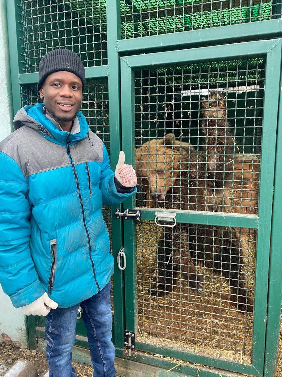 Волонтер приюта "СПАСИ МЕНЯ" , студент ЮУрГУ из Зимбамбе 