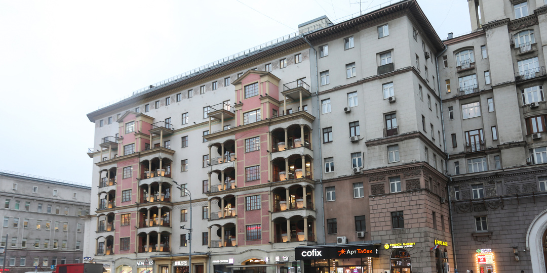 Дом с деревьями на балконах. Жилой дом Наркомата совхозов на проспекте Мира