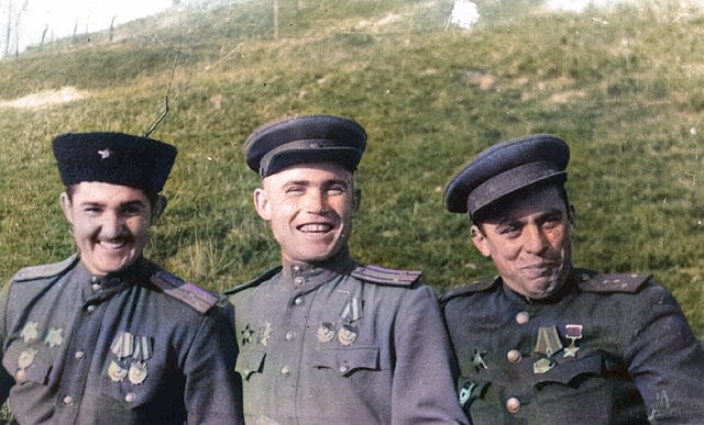 100-й гв. сп — помощник командира полка по артиллерии В. И. Варенников, командир полка А. М. Воинков и командир роты автоматчиков И. Н. Поцелуев. Одер, 1945 г.