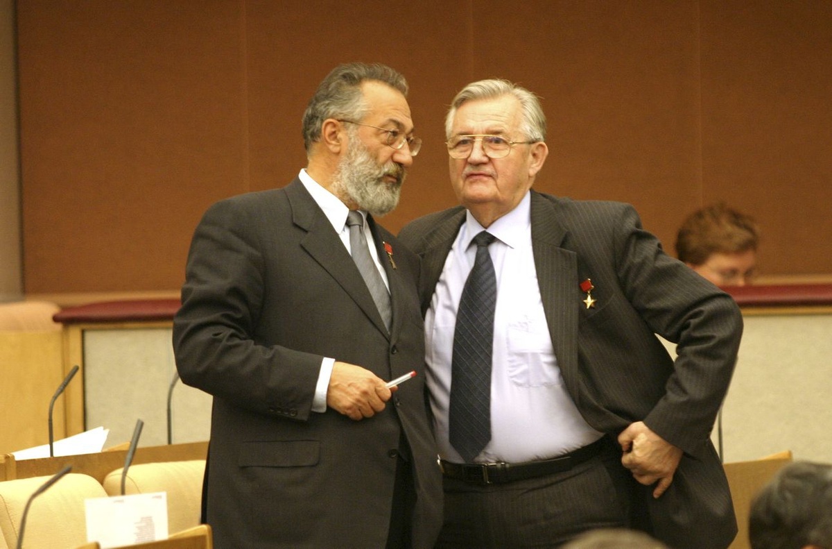Депутаты Государственной Думы А. Н. Чилингаров и В. И. Варенников, октябрь 2004 г.