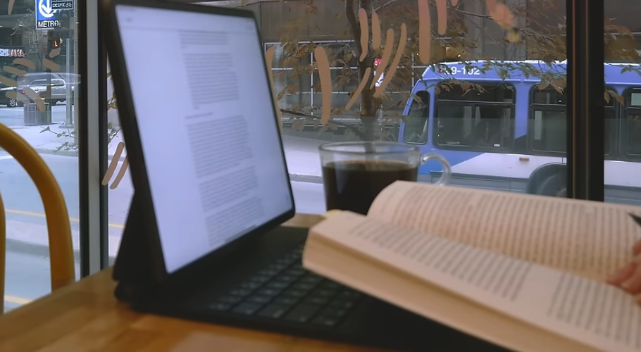 Увидел её фото с новым парнем в Сторис — и понял, что надо было написать 3 недели назад, когда она ещё проверяла мой статус 'онлайн'