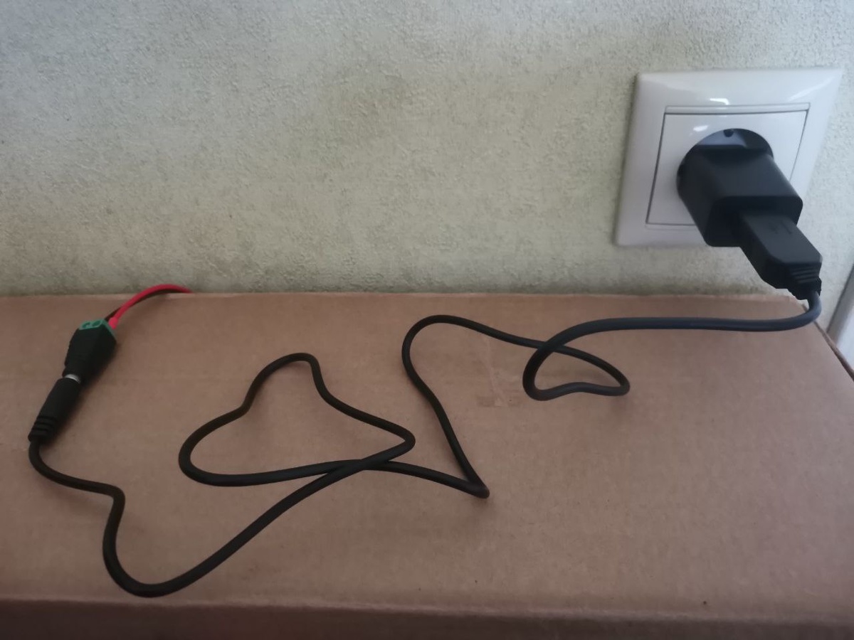 Ранее мы уже подключали нашу аудиоколонку из картонного ящика к сети 220 В через USB преобразователь из 5В в 12В