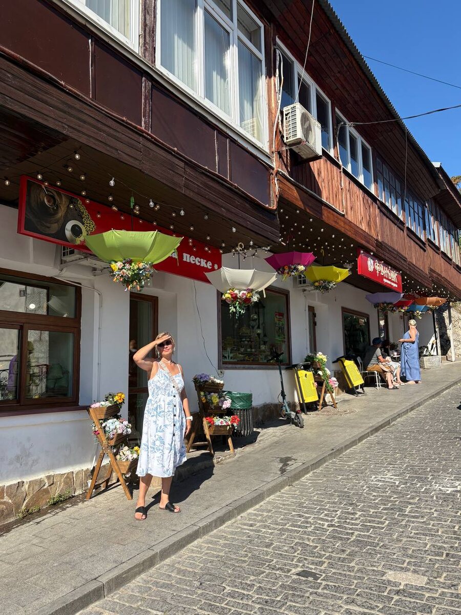 На главной улочке Гурзуфа. Улица Ленинградская. 