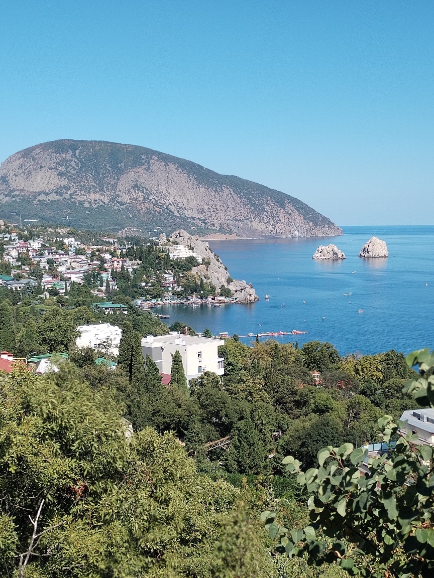 Вид со смотровой площадки на гору Аю-Даг и Гурзуф.