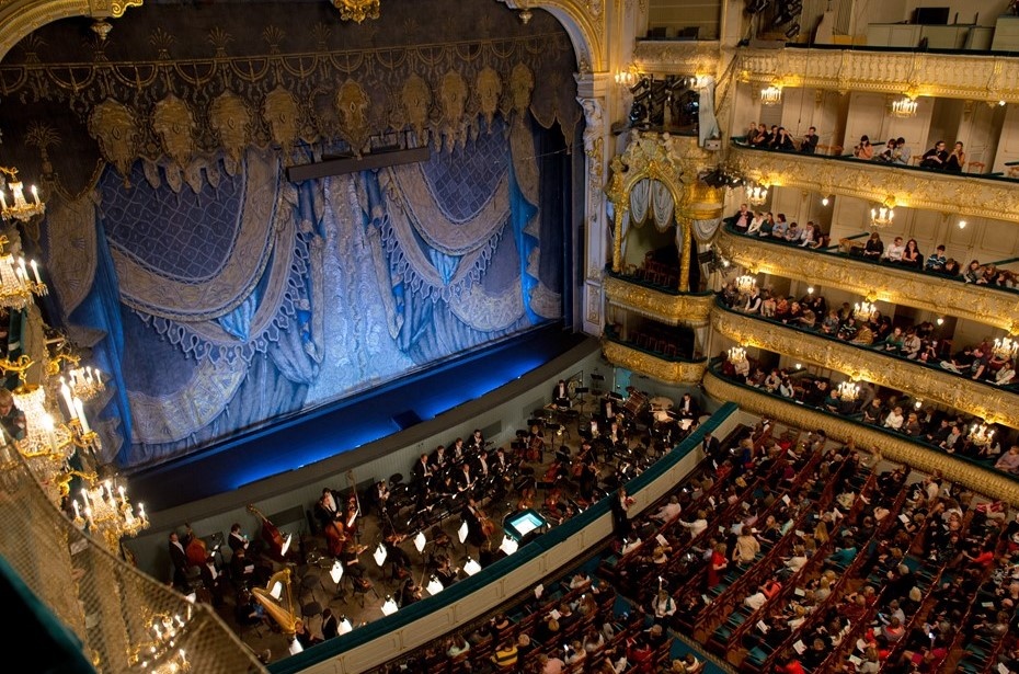 Автор: Михаил Тихонов / "ДП". Семейные походы в театр до сих пор остаются для многих главной новогодней традицией, несмотря на рост цен.