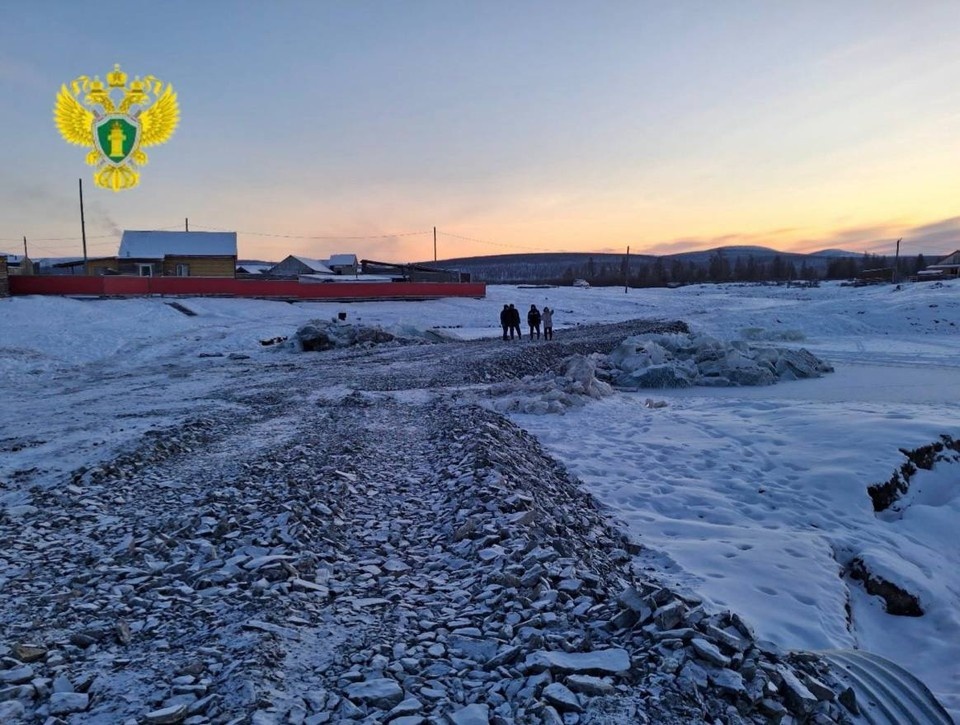    В селе Якутии прокуратура заставила отремонтировать размытую паводком дорогу Фото: прокуратура Якутии