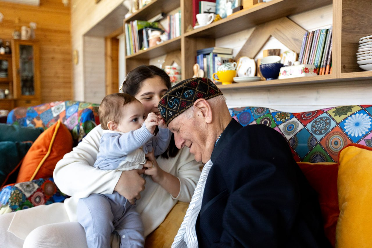 Шалва Александрович Амонашвили с правнуками