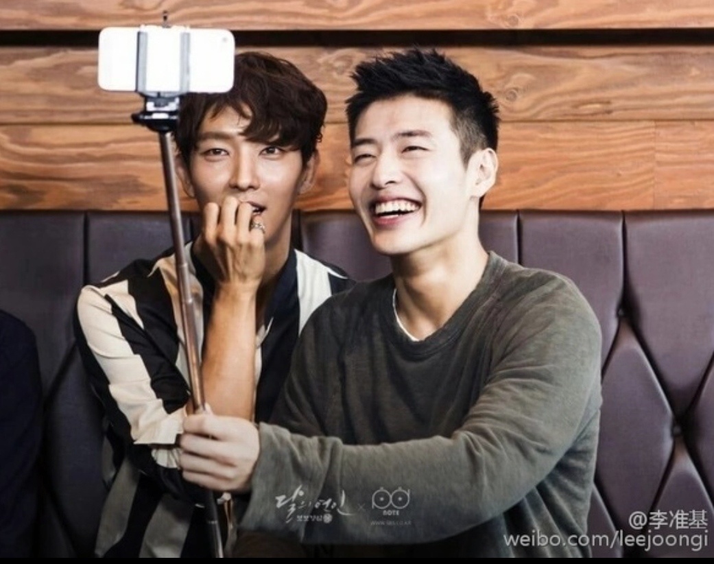 "Аааа, нас снимают!" "Это мы себя снимаем, не паникуй!" "Ааааа, мы себя снимаем!"