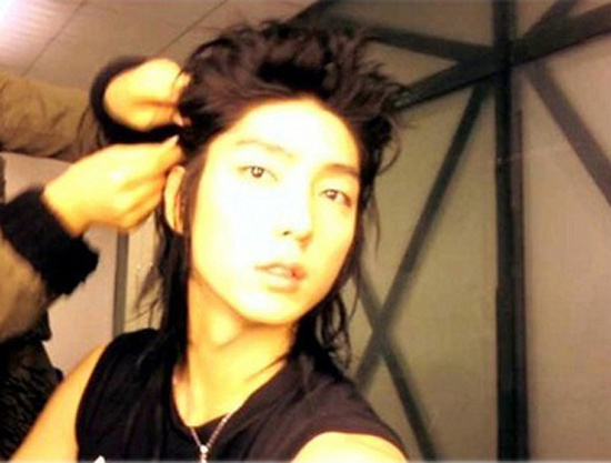 Он не очень любил эти длинные волосы, но рекламный контракт надо соблюдать. Может поэтому взгляд оленёнка, пока стилист орудует заколками: можно мне наконец избавиться от них!