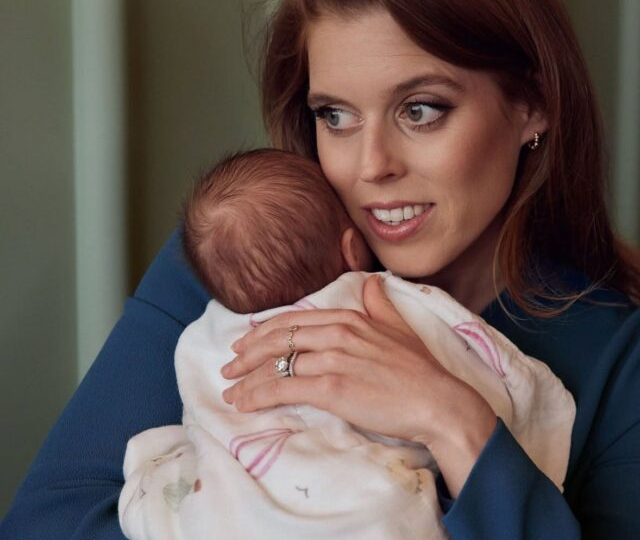 Почему крещение внучки бывшего Принца Эндрю и Сары Фергюсон превращается в унизительный кошмар для Принцессы Беатрис?