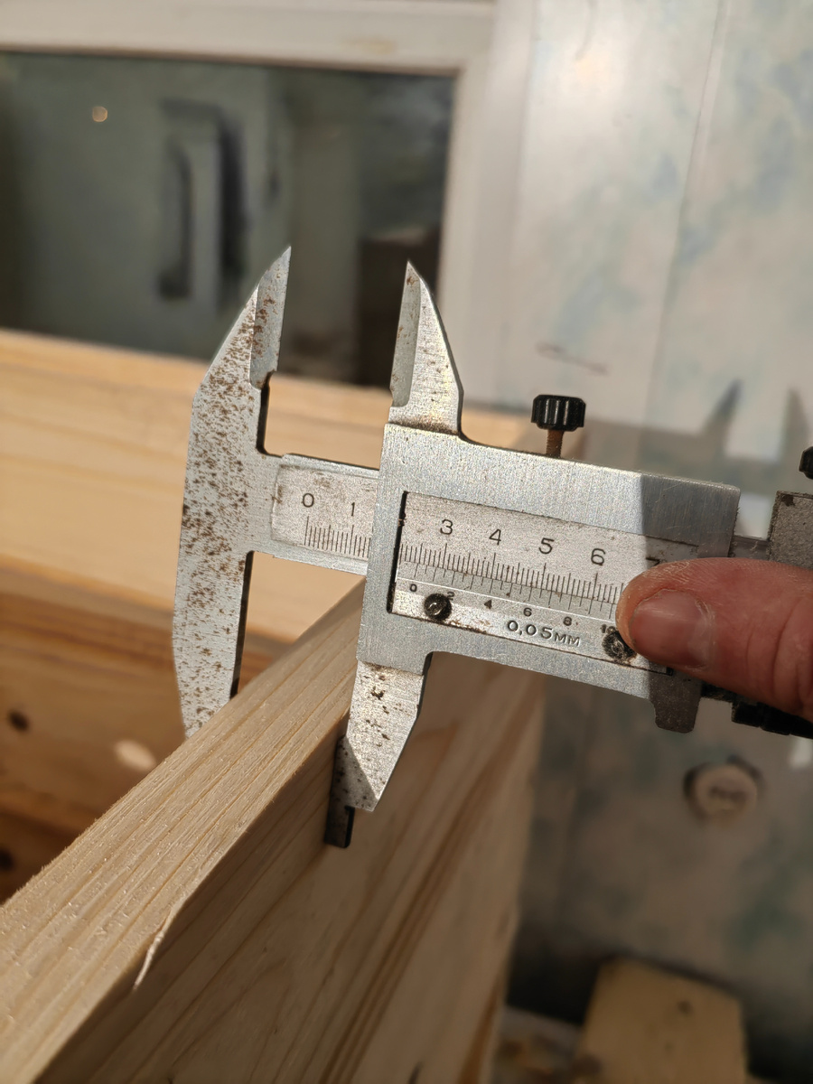 Нашел старый штангенцыркуль - очень удобная вещь. 