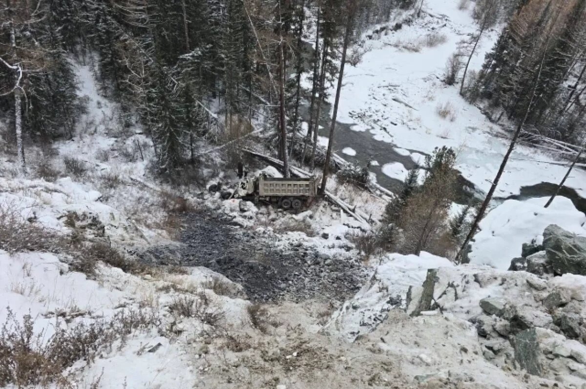    На Алтае грузовик слетел с обрыва, водитель скончался