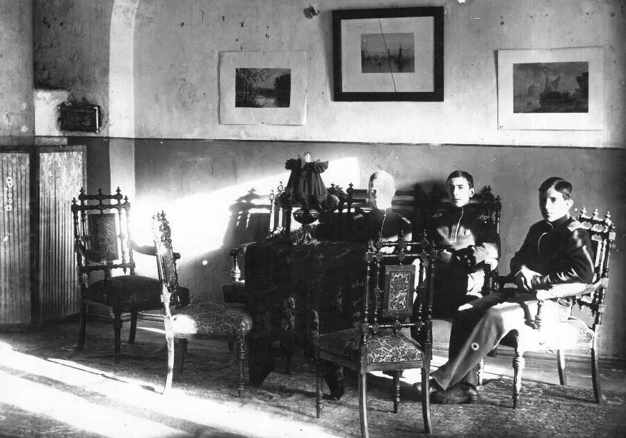 Воспитанники Гатчинского сиротского института./ФОТО из коллекции Музея-усадьбы П. Е. Щербова. РЕПРОДУКЦИЯ АВТОРА