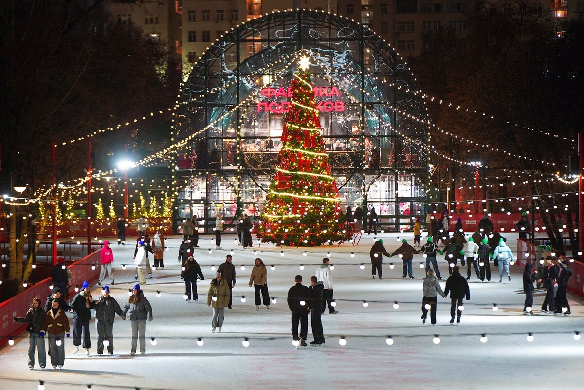 Фото: "Каток на Болотной площади, павильон Фабрика Подарков" - Евгений Самарин. mos.ru