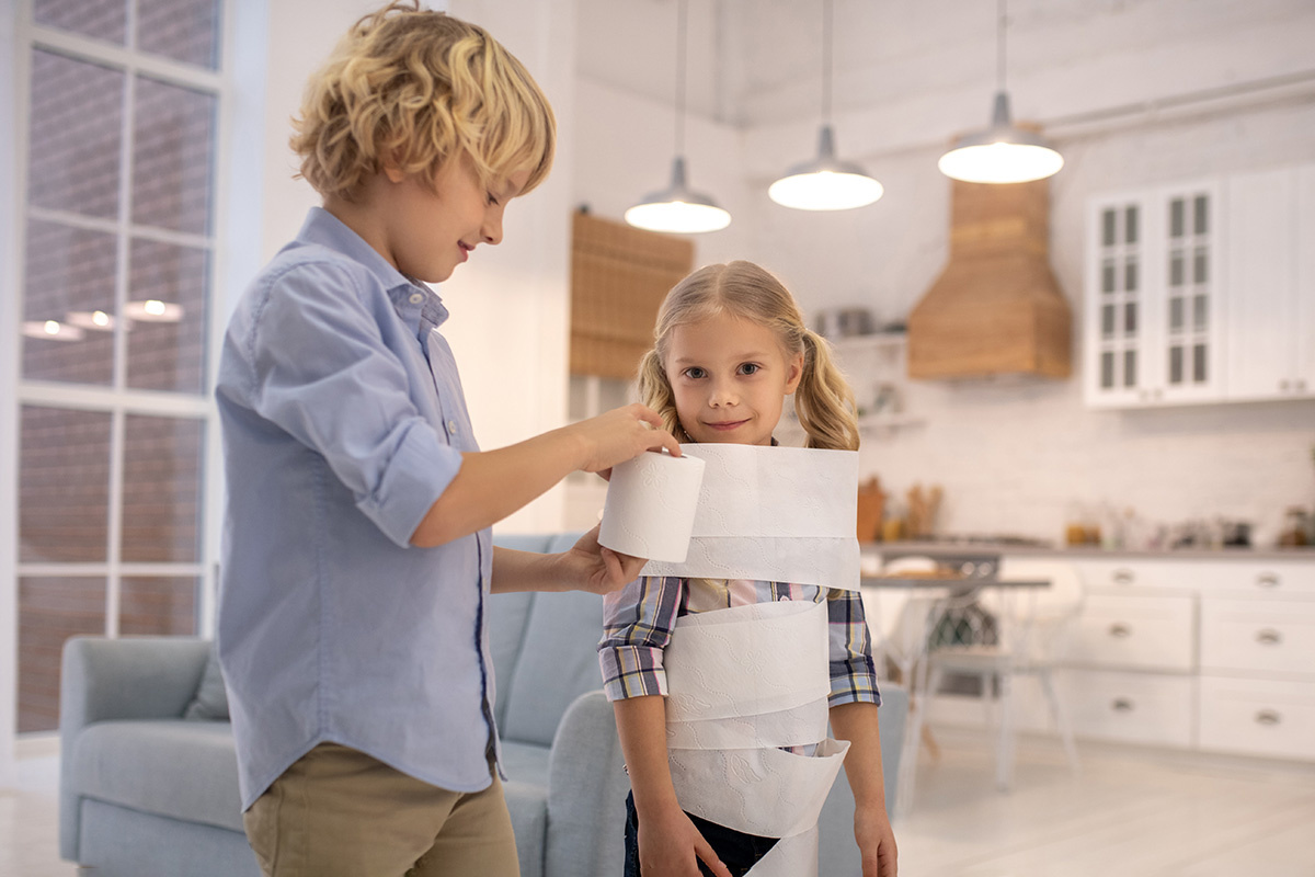 Dmytro Zinkevych / Shutterstock / FOTODOM📷В каждой команде выбирается «мумия», которую другие участники должны обмотать туалетной бумагой как можно быстрее и аккуратнее